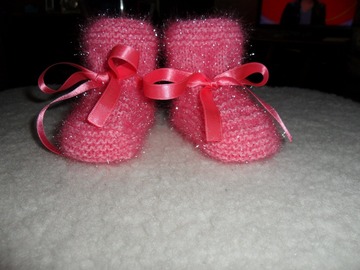 Sale retail: chaussons bébé tricoter main 0/3 mois rose