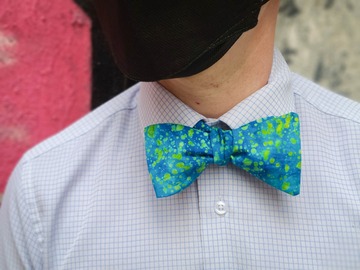  : Handmade bow tie - Blue batik with green spots