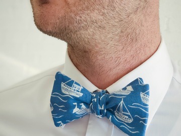  : Handmade bow tie - White boats on blue
