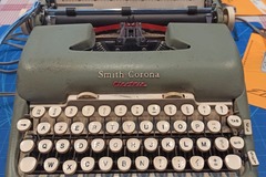 Faire offre: Machine à écrire électrique Smith corona a réparer 