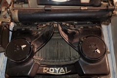 Faire offre: Machine à écrire royal ancienne 