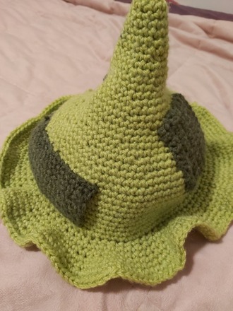 Green mismatch hat and gloves set