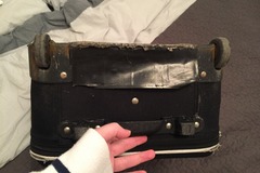 Besoin d'aide: Roues + dessous extérieur d'une valise à réparer