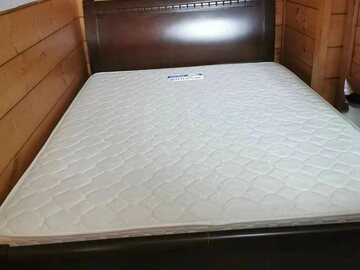For Sale: Queen Size Mattress for Sale