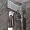 Selling: Glock 17 