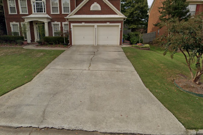 Smyrna Ga, Parking Space In A Residential Area Near Everything 