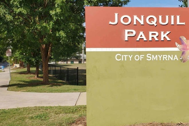 Smyrna Ga, Parking Space In A Residential Area Near Everything 