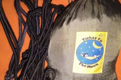 Vuokrataan (yö): Ticket to the Moon, single-riippumatto