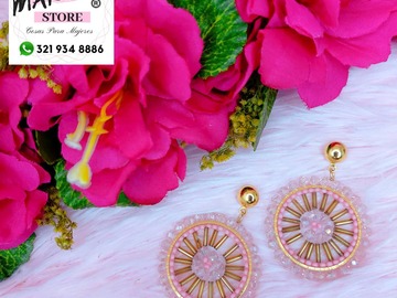 Productos: Aretes tejidos a mano con perlas rosadas en acero inoxidable
