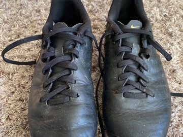 Selling with online payment: Used rugby boots