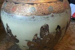 For Rent: Chinese vase with gold detail