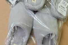 Comprar ahora: Dearfoams Women's Slippers. 24 pairs.