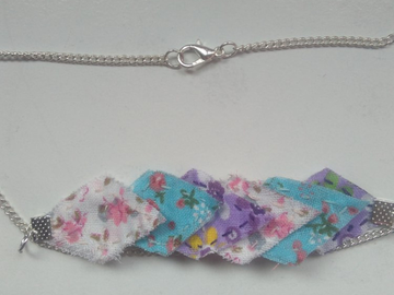 Vente au détail: Collier avec pendentif imparfait 45 cm rose, bleu et violet - liv