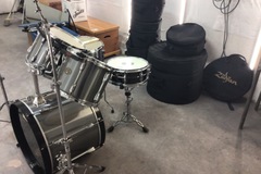 Selling with online payment: Very nice Tama Rockstar drum set with cymbals and hardware. 