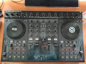 Vuokraa tuote: DJ Mixeripöytä (Traktor Kontrol S4)