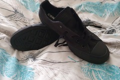 Selling with online payment: Black Converse (barely worn)