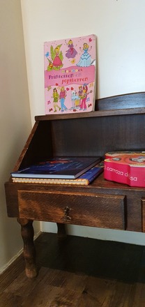 Houten kinderhoek kastje/tafeltje met lades