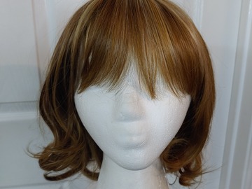 Selling with online payment: Light brown/blonde wavy medium wig