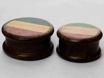 Post Now: Flag painted 2 parts wooden grinder