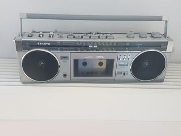 Faire offre: Radio Sanyo avec cassette intégrée