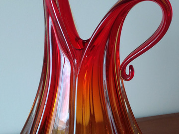 Vente: Elégante carafe en verre épais rouge orangé 