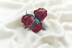 Vente au détail: Broche fait main en cuir rouge fleur d'Iris