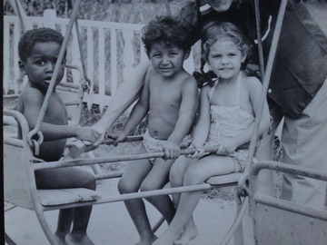 Vente: Photo de 3 des enfants de Joséphine Baker avec Jo Bouillon