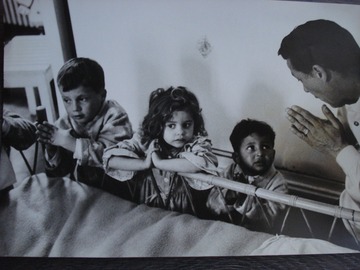 Vente: Photo de 3 des enfants de Joséphine Baker avec Jo Bouillon