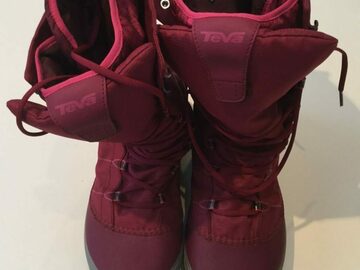 Selling with online payment: Ladies pink Teva snowboots
