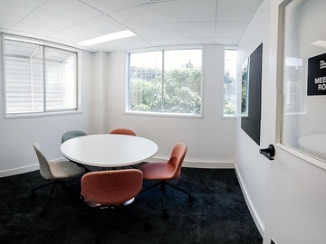 Space by day (beta): The beautiful bright meeting room for up to 4 guests | Half day