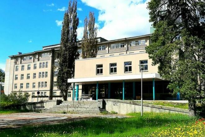 12m2 työhuone entisessä parantolassa 1h matkan päässä Helsingistä
