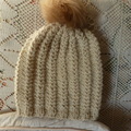 Vente au détail: bonnet beige clair avec un pompon en fourrure 