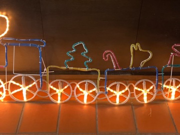 À vendre: Grande décoration de Noël lumineuse en forme de train.