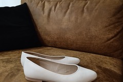 Ilmoitus: Valkoiset matalat kengät