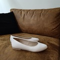 Ilmoitus: Valkoiset matalat kengät