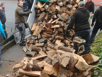 Biete Hilfe: Lieferung von Brennholz 