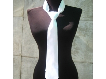 Vente au détail: Cravate femme en satin blanc.