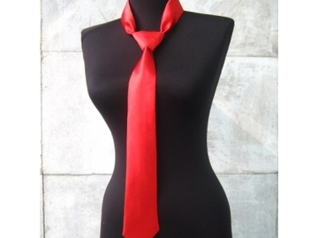 Vente au détail: Cravate femme en satin rouge.