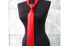 Vente au détail: Cravate femme en satin rouge.
