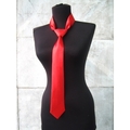 Vente au détail: Cravate femme en satin rouge.