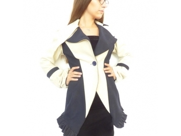 Sale retail: Combinaison manteau femme entre textile laine écru et bleu foncé.