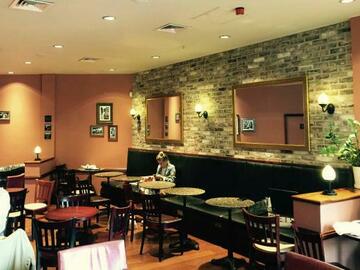 Walk-in: A suitable working area in Caffè Nero I Monmouth St WC2H 