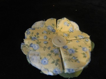 Sale retail: broche en tissu jaune et fleurs bleu avec un bouton beige 