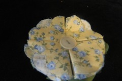 Vente au détail: broche en tissu jaune et fleurs bleu avec un bouton beige 
