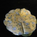 Vente au détail: broche en tissu jaune et fleurs bleu avec un bouton beige 
