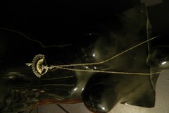 Sale retail: sautoir en métal argenté avec pendentif danseuse 