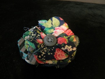 Vente au détail: broche en tissu fleuri avec un bouton gris 
