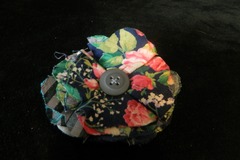 Vente au détail: broche en tissu fleuri avec un bouton gris 