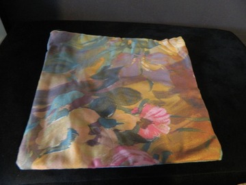 Vente au détail: trousse plate en tissu fleuri et jean clair 