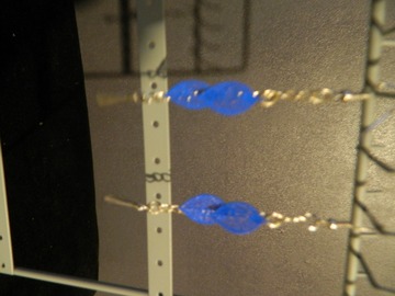 Vente au détail: boucles d'oreilles en métal argenté avec breloques feuilles bleu 
